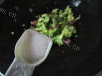 腊肠炒西兰花做法图解9)