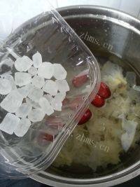 诱人的荸荠银耳汤做法图解5)