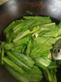 色味俱佳的豆豉鲮鱼油麦菜做法图解2)