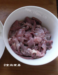 美味的枸杞叶猪肝瘦肉汤面做法图解3)
