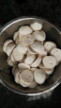 家常菜蒜苗肉丸做法图解1)