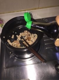 鲜香美味的肉丝虾仁粉丝煲做法图解2)
