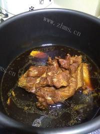 扑鼻的烤猪肘肉做法图解8)