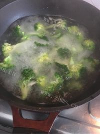 最爱的西兰花炒肉做法图解1)