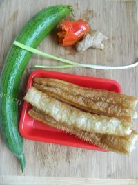 家常菜丝瓜炒油条做法图解1)