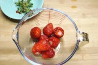 自制草莓布丁做法图解3)