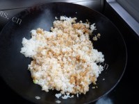 油而不腻的酱油炒饭做法图解5)