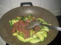 家常菜牛肉炒青瓜做法图解8)