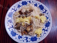 美味的鸡蛋淡菜干烩面做法图解8)