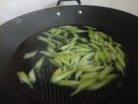 「念念不忘」香干炒芹菜做法图解4)