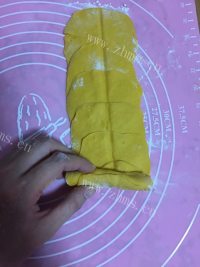 美味的南瓜玫瑰花卷做法图解2)