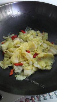 家常菜炝炒圆白菜做法图解7)