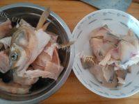 家常菜豆腐炖鱼做法图解2)