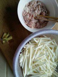 家常菜肉丝炒茭白做法图解2)