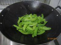 家常菜瘦肉炒荷兰豆做法图解7)