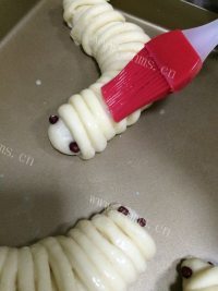 自制毛毛虫面包做法图解12)