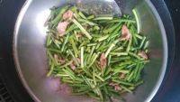 家常菜蒜薹炒肉做法图解5)
