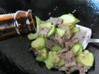 家常菜西葫芦炒牛肉做法图解9)