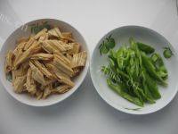 家常菜尖椒炒腐竹做法图解4)