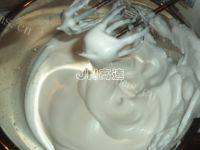 美味的斑马纹戚风蛋糕做法图解8)