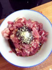 家常菜芹菜香干炒肉做法图解3)