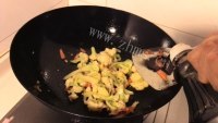 家常菜胡萝卜炒菜花做法图解9)