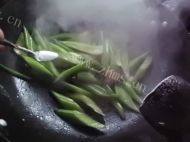 清脆爽口的腊肉炒西芹做法图解4)