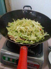 浓香的芹菜炒五花肉做法图解6)
