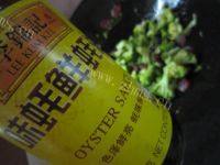 腊肠炒西兰花做法图解7)