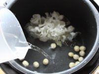 丝滑的莲子银耳汤做法图解4)