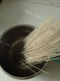 美味营养的土豆炖粉条做法图解4)