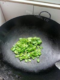 家常菜辣椒煎蛋做法图解3)