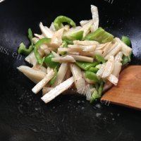 家常菜辣椒炒莲藕做法图解9)