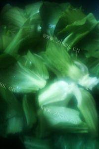 营养的香菇炒油菜做法图解3)