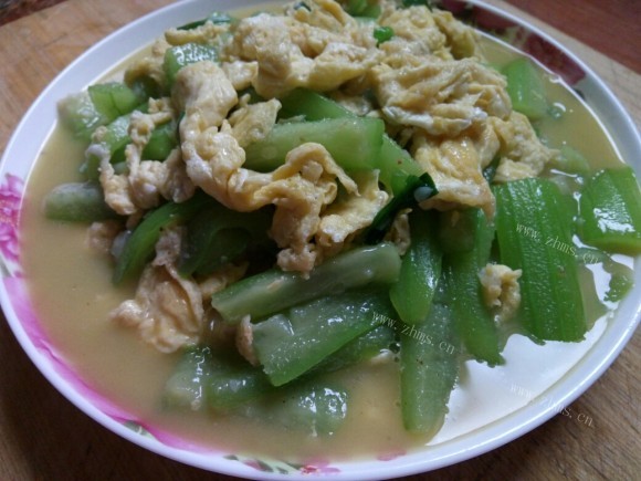 热腾腾的丝瓜炒鸡蛋