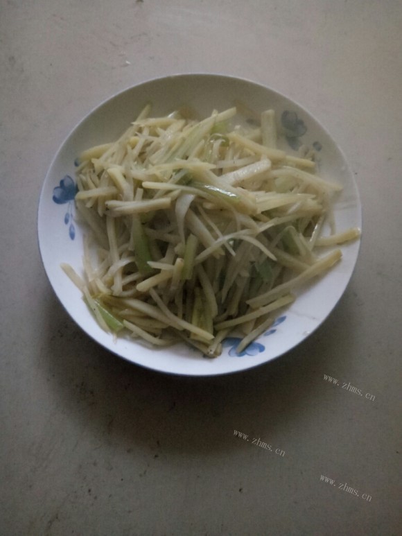 营养丰富的芹菜炒土豆丝