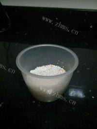 好吃不腻的银耳莲子粥做法图解4)