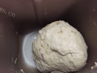 口感暄软的红糖红枣核桃面包做法图解7)