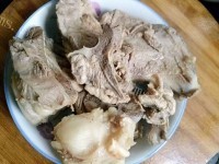 清鲜的萝卜炖骨头汤做法图解3)