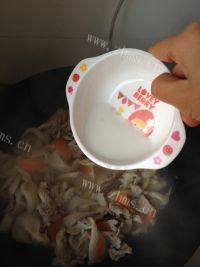 家常的平菇炒肉片做法图解8)