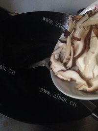 家常菜香菇炒青菜做法图解3)