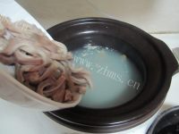 美味可口的肚片木耳花生汤做法图解8)