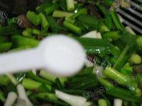 家常菜腊肠炒青蒜做法图解6)