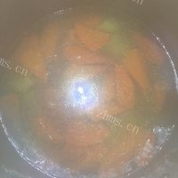 好喝的红萝卜排骨汤做法图解7)