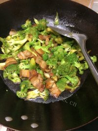 家常菜西兰花炒肉做法图解8)
