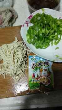 美味的青椒炒百页做法图解3)