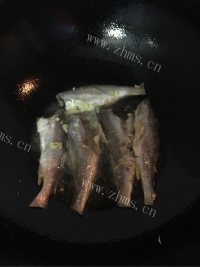 美味的香酥黄花鱼做法图解2)