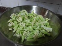 家常菜炒花菜做法图解3)