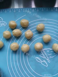 可口的豆沙馅月饼做法图解3)