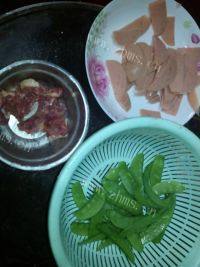 家常荷兰豆炒火腿做法图解2)